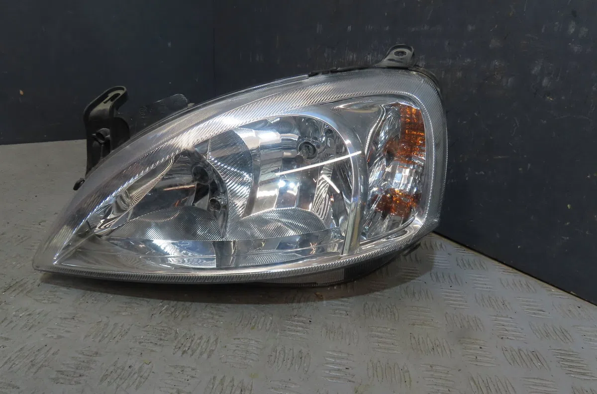 Phare gauche Opel CORSA C (X01) 1.2 twinport (f08, f68) (2004-2009) occasion