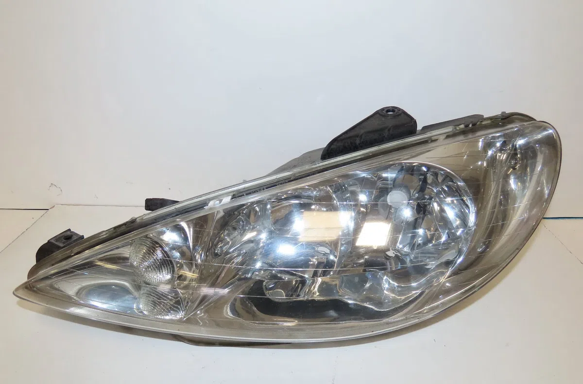 Phare gauche Peugeot 206 (2L_, 2M_) 1.4 i (2lkfwa, 2mkfwa) (2009-2013) 3 portes occasion