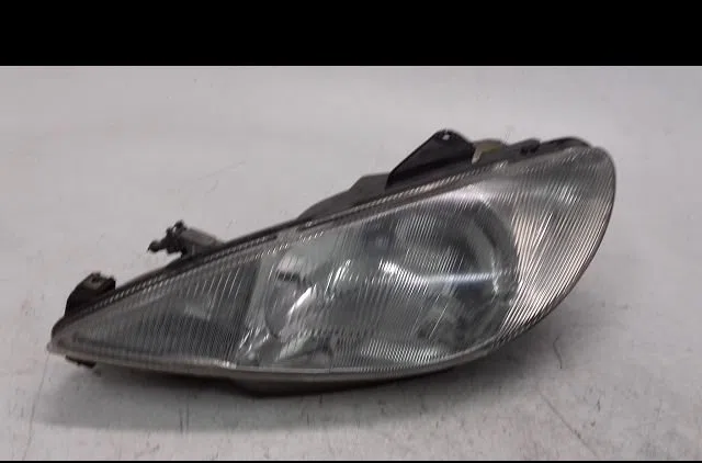Phare gauche Peugeot 206 3-5 portes (2A-C) 1.4 i (1998-2012) 3 portes occasion