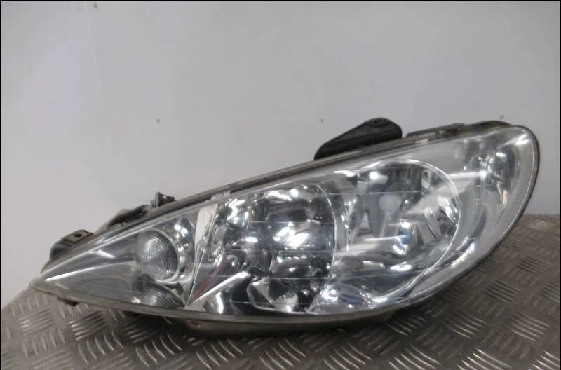 Phare gauche Peugeot 206 3-5 portes (2A-C) 1.4 i (1998-2012) 3 portes occasion