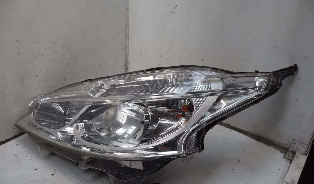 Phare gauche Peugeot 208 I (CA_, CC_) 1.2 vti 68 - puretech 68 (2016) 5 portes occasion