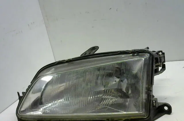 Phare gauche Peugeot 306 3-5 portes (7A, 7C, N3, N5) 1.9 d (1994-2001) occasion