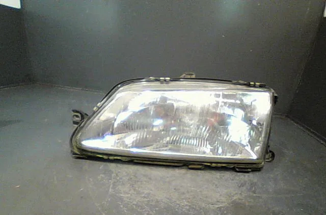 Phare gauche Peugeot 306 3-5 portes (7A, 7C, N3, N5) 1.9 d (1994-2001) occasion