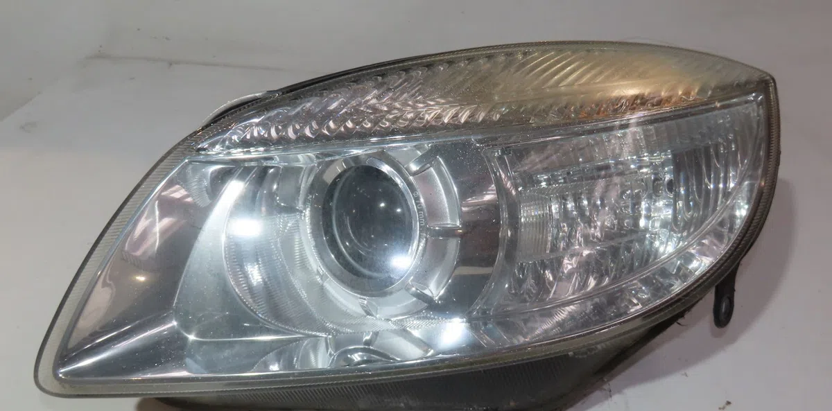 Phare gauche Skoda FABIA II (542) 1.4 tdi (2007-2010) occasion