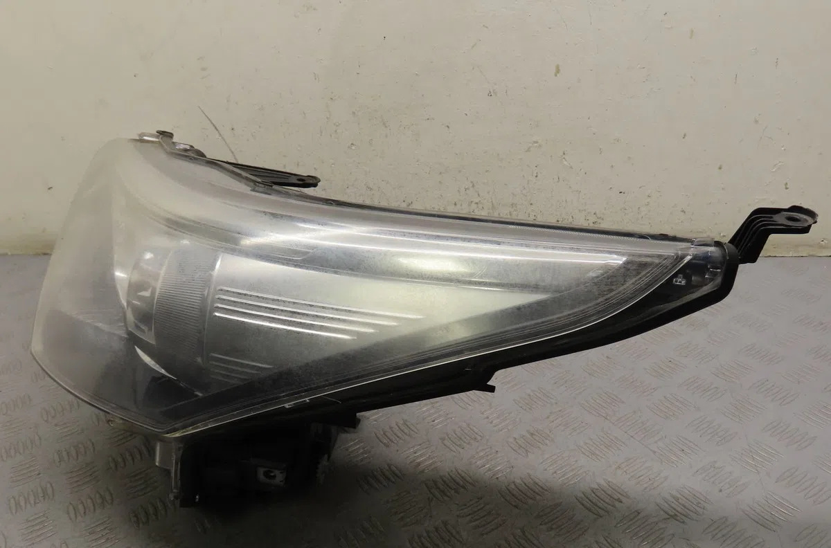Phare gauche Toyota AVENSIS Break (_T27_) 1.6 d4-d (wwt270_) (2015-2018) occasion