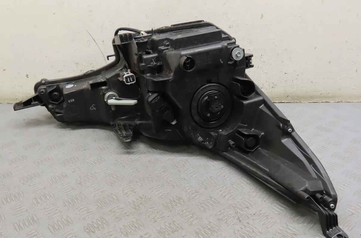 Phare gauche Toyota AVENSIS Break (_T27_) 1.6 d4-d (wwt270_) (2015-2018) occasion