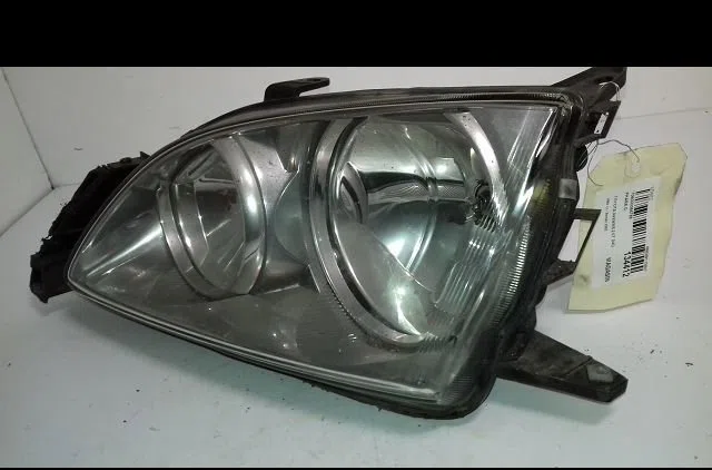 Phare gauche Toyota AVENSIS Liftback (_T22_) 2.0 d-4d (cdt220_) (1999-2003) occasion
