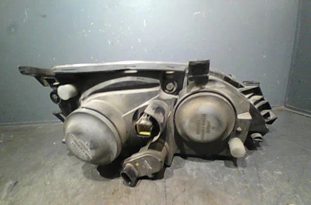 Phare gauche Toyota AVENSIS (_T22_) 2.0 d-4d (cdt220_) (1999-2003) occasion