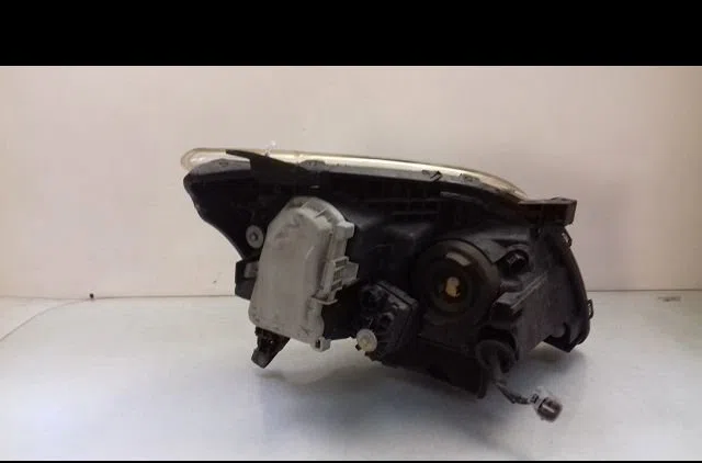 Phare gauche Toyota AVENSIS (_T25_) 2.0 d-4d (cdt250_) (2003-2008) occasion