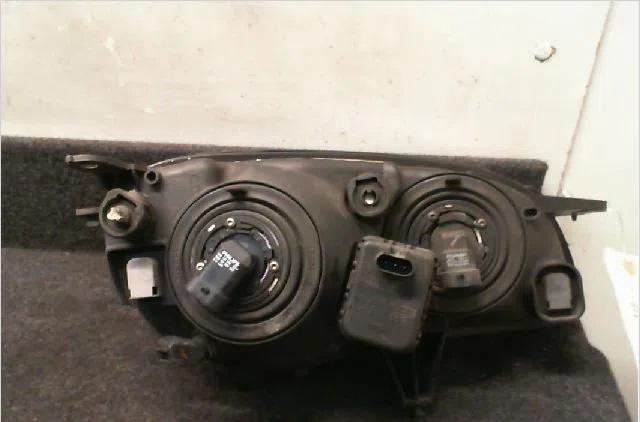 Phare gauche Toyota COROLLA Liftback (_E11_) 1.6 (zze112_) (2000-2002) occasion