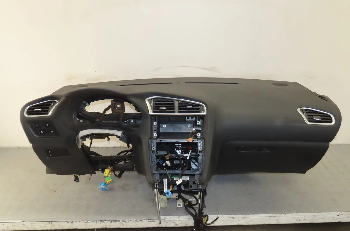 Planche de bord Citroen C4 II (NC_) 1.6 hdi 90 (2009) 5 portes occasion