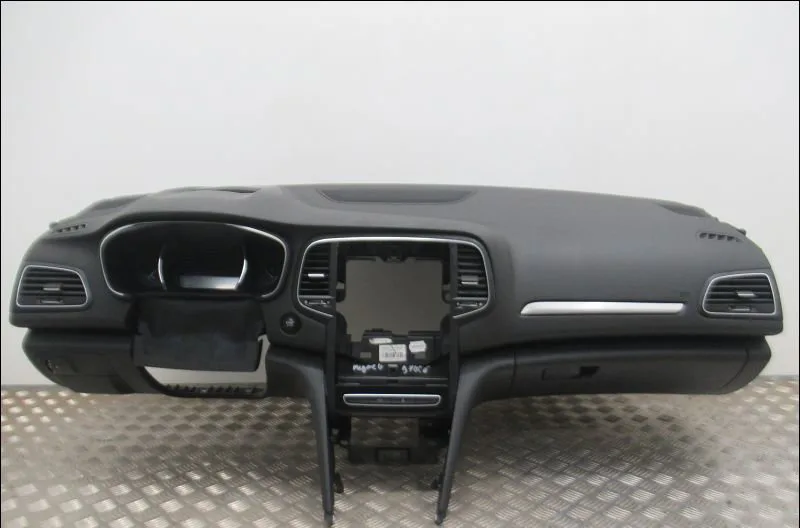 Planche de bord Renault MEGANE IV 3-5 portes (B9A-M-N_) 1.2 tce 130 (b9mr) (2015) 5 portes occasion