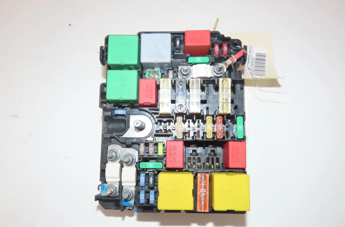 Platine fusible av Peugeot 208 I (CA_, CC_) 1.6 bluehdi 100 (2015) 5 portes occasion