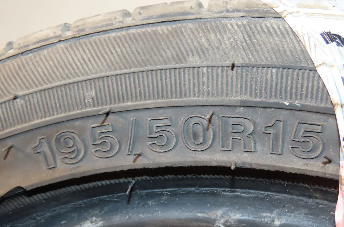 Pneumatiques Ford FIESTA V (JH_, JD_) 1.6 16v (2001-2008) occasion