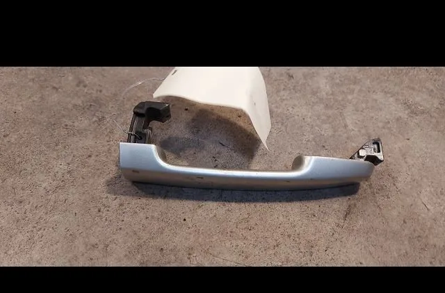 Poignee ext porte arg Toyota COROLLA (_E12_) 1.4 d (nde120_) (2004-2007) 5 portes occasion