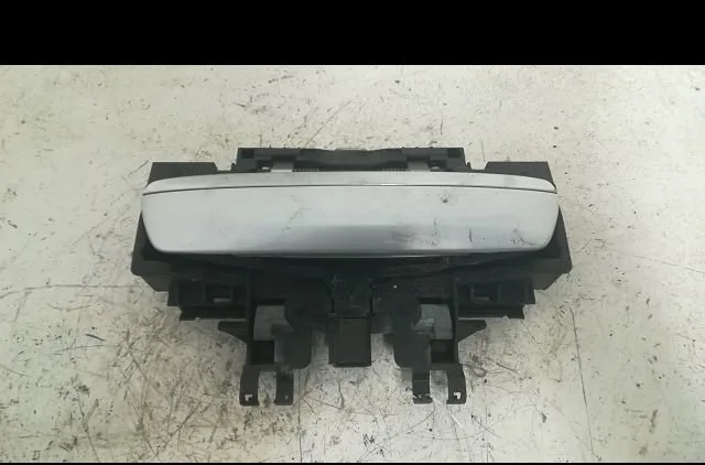 Poignee ext porte avd Audi A8 D3 (4E2, 4E8) 4.2 fsi quattro (2006-2010) occasion