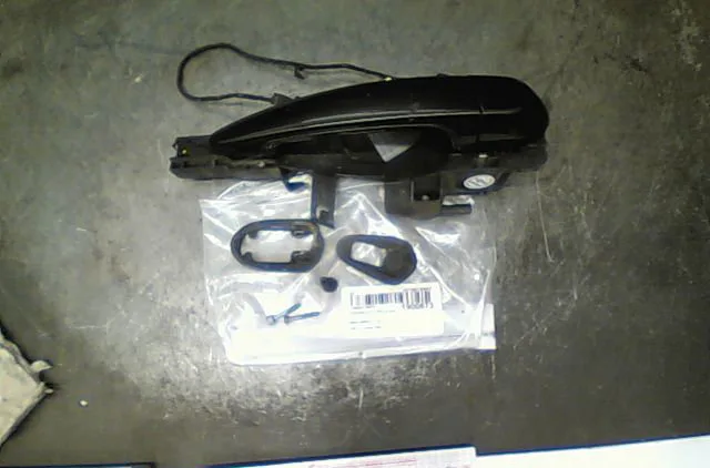 Poignee ext porte avd Bmw 1 (E81) 118 d (2006-2011) 3 portes occasion