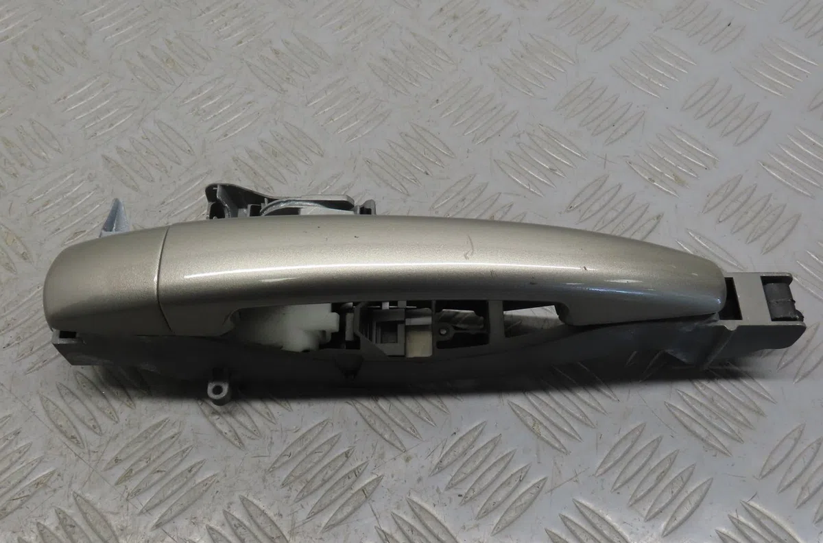 Poignee ext porte avd Peugeot 3008 Monospace (0U_) 2.0 hdi hybrid4 (0urhca) (2011-2016) occasion
