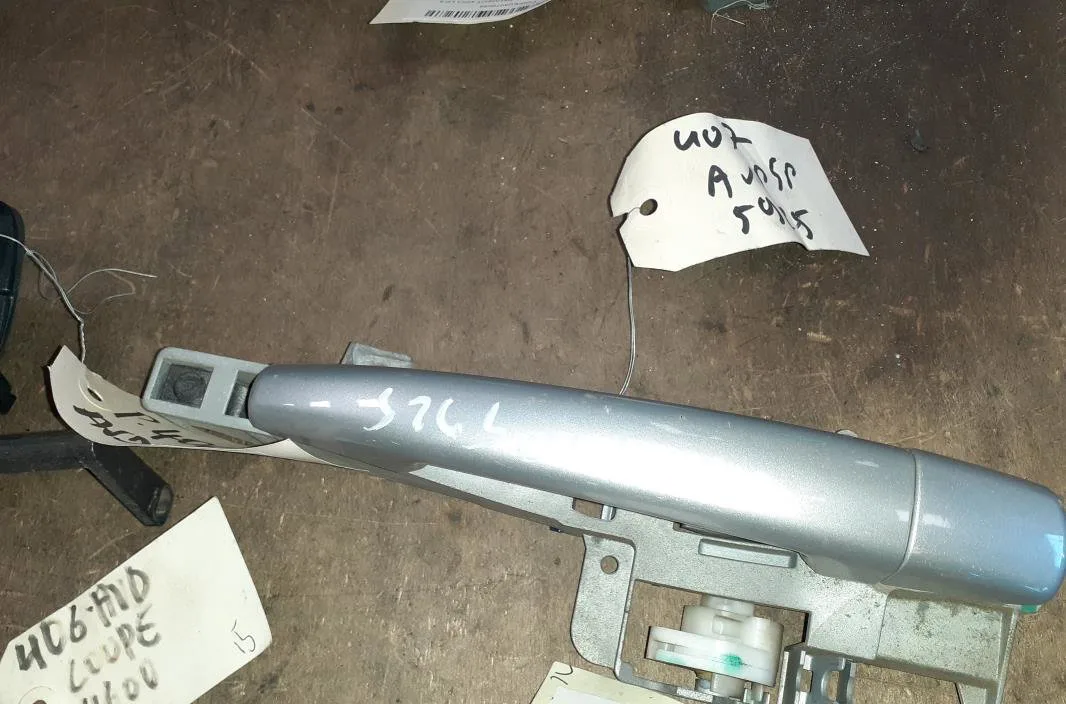 Poignee ext porte avd Peugeot 407 (6D_) 1.6 hdi 110 (6d9hzc, 6d9hyc) (2004-2010) occasion