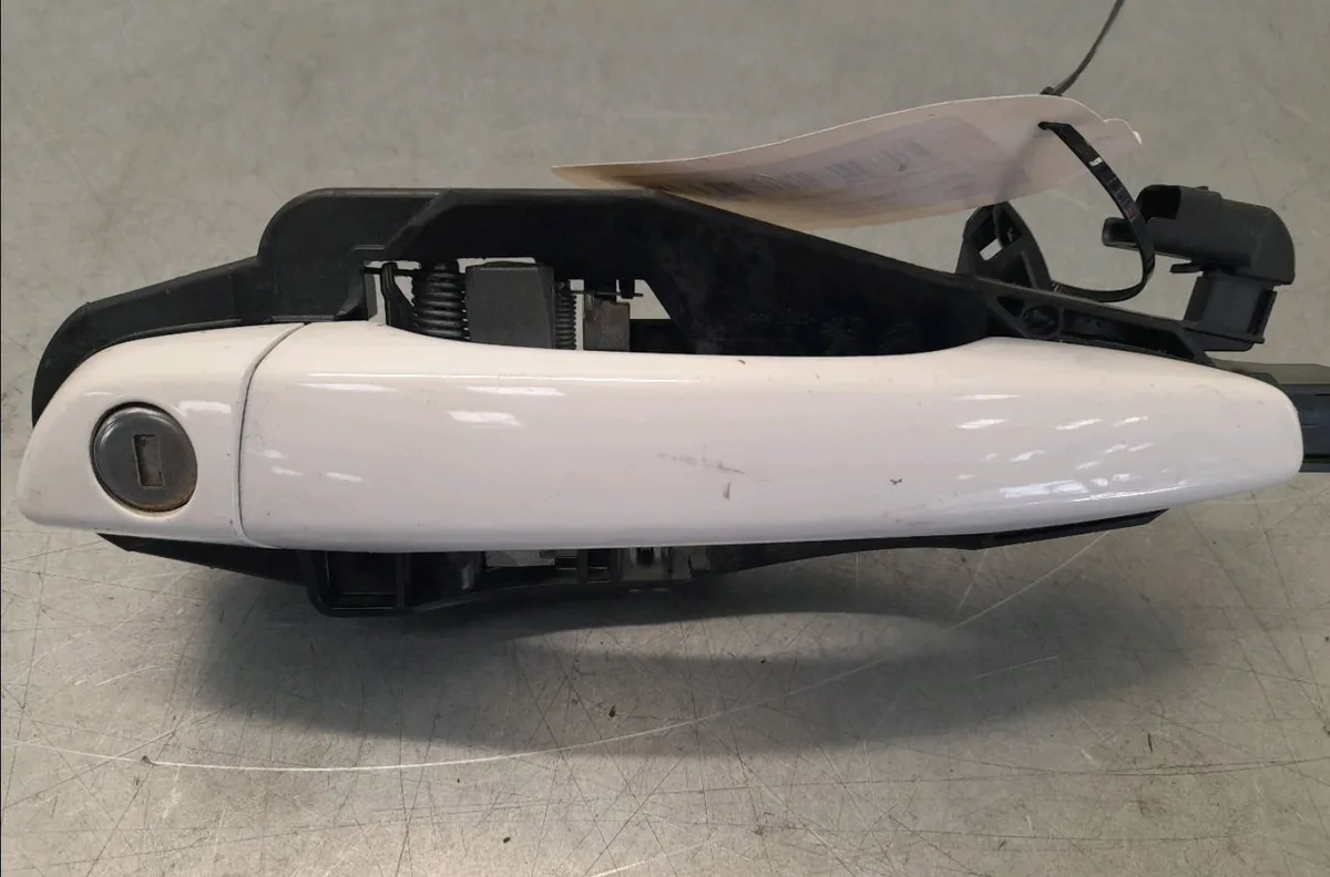 Poignee ext porte avg Peugeot 208 II (UB_, UP_, UW_, UJ_) 1.2 puretech 100 (2019) 5 portes occasion
