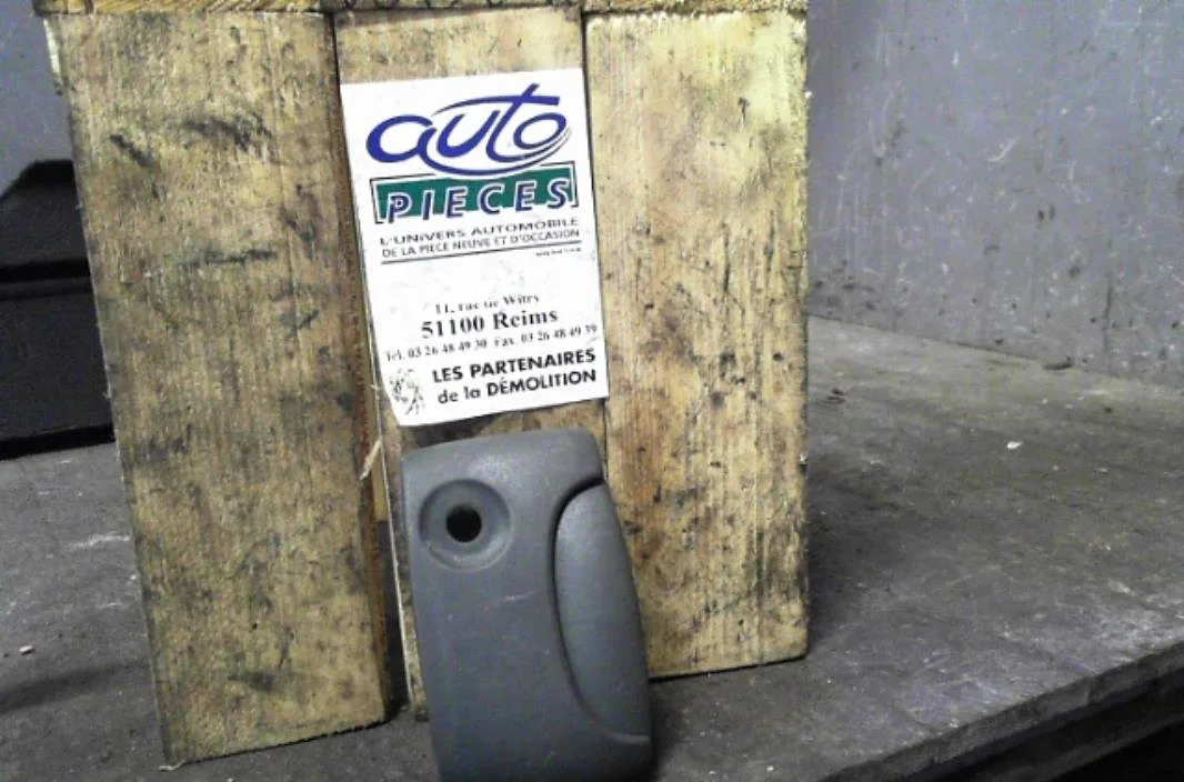 Poignee ext porte coulissante d Renault KANGOO (KC0-1_) 1.4 (kc0c, kc0h, kc0b, kc0m) (1997) occasion