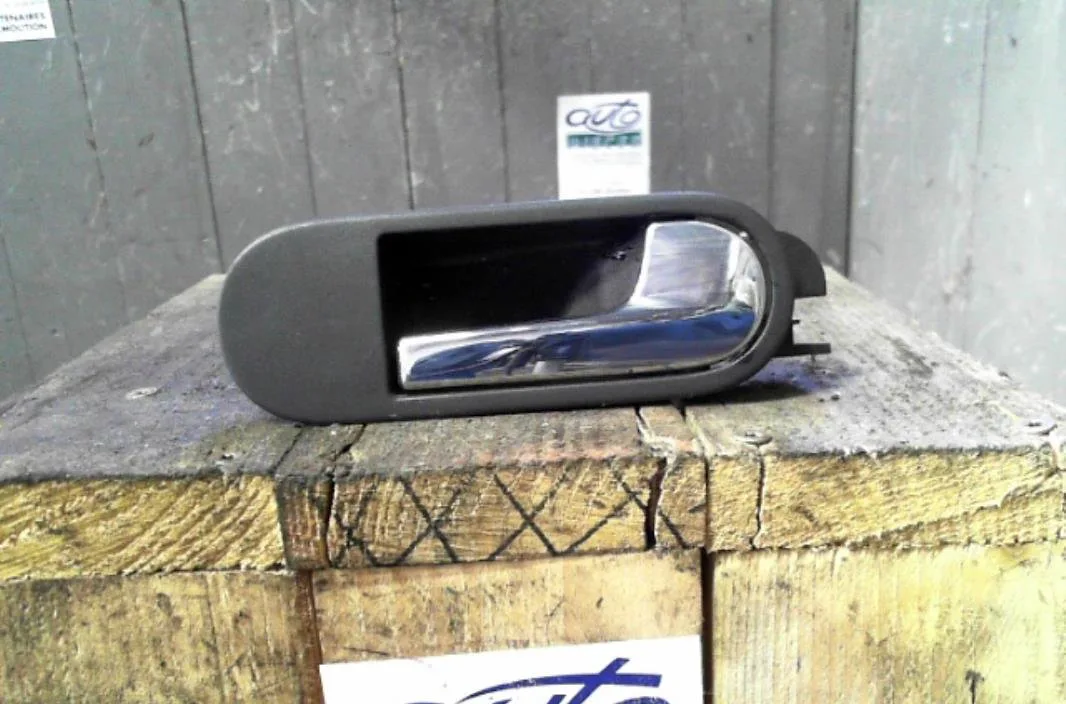 Poignee int porte ard Volkswagen GOLF PLUS V (5M1, 521) 1.9 tdi (2005-2009) 5 portes occasion