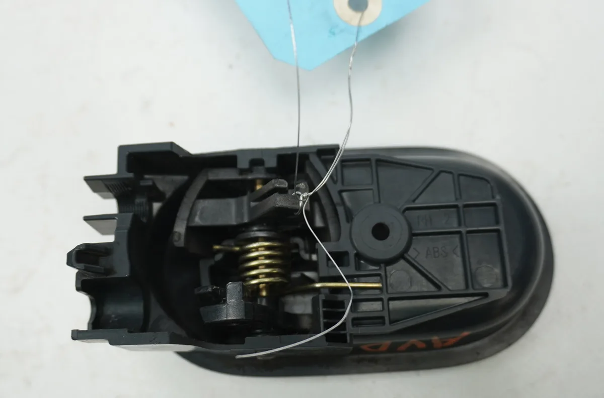 Poignee int porte avd Mitsubishi COLT VI (Z3_A, Z2_A) 1.3 (z21a) (2004-2012) occasion