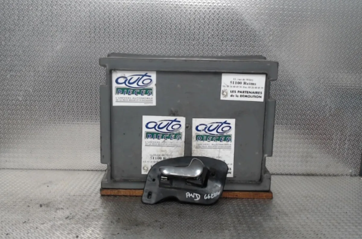 Poignee int porte avd Opel CORSA C (X01) 1.3 cdti (f08, f68) (2003-2009) occasion