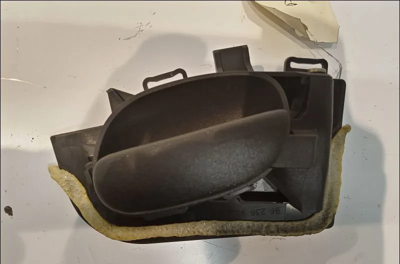 Poignee int porte avd Peugeot 206 3-5 portes (2A-C) 1.4 16v (2003-2008) occasion