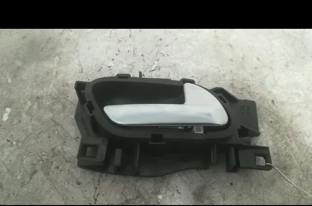 Poignee int porte avd Peugeot 208 I (CA_, CC_) 1.4 hdi (2012) 3 portes occasion