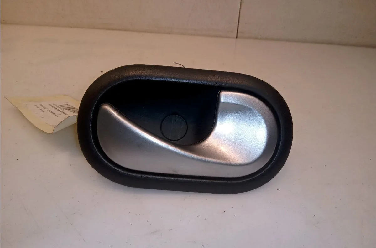 Poignee int porte avd Renault CLIO III (BR0-1, CR0-1) 1.5 dci (c-br0g, c-br1g) (2005-2012) 5 portes occasion