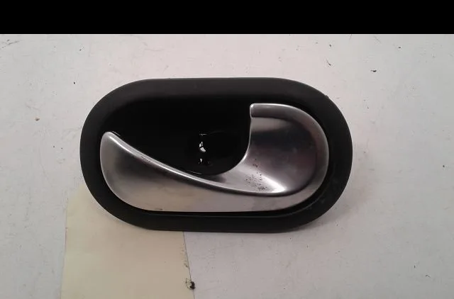 Poignee int porte avd Renault TWINGO II (CN0_) 1.2 (cn0d) (2007-2014) 3 portes occasion