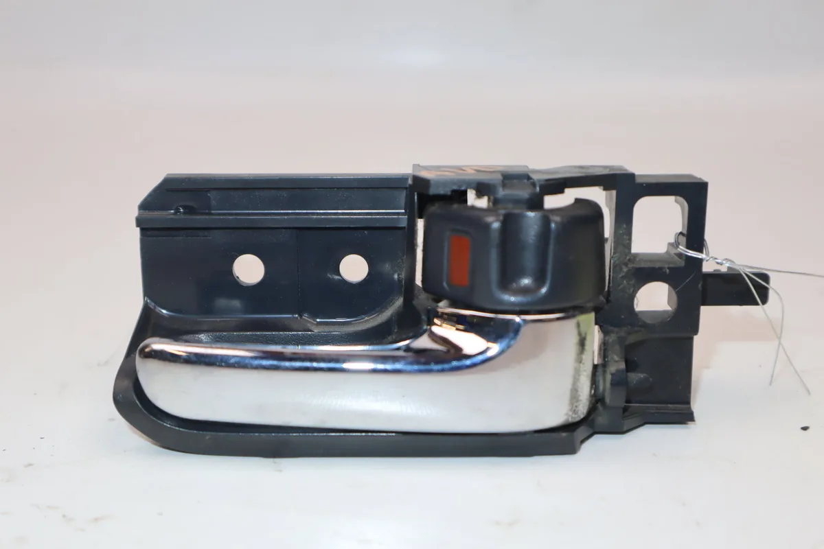 Poignee int porte avd Toyota COROLLA (_E12_) 2.0 d-4d (cde120r_, cde120l_) (2002-2006) occasion