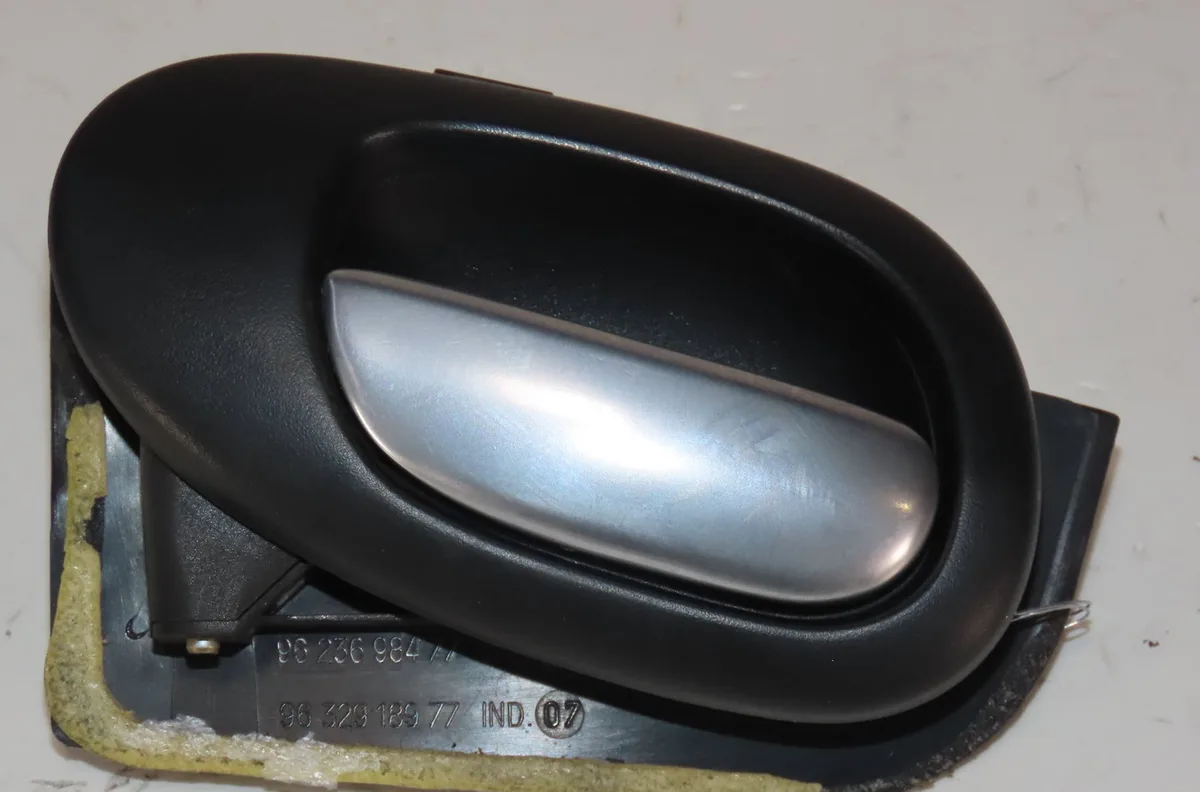 Poignee int porte avg Peugeot 206 CC (2D) 1.6 hdi 110 (2005-2007) occasion