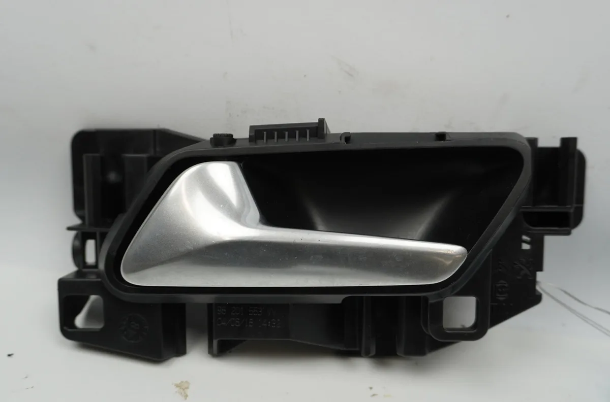 Poignee int porte avg Peugeot 3008 SUV (MC_, MR_, MJ_, M4_) 1.2 thp- puretech 130 (mrhnsm, mrhnsu, mrhnsj, mrhnyw,... (2