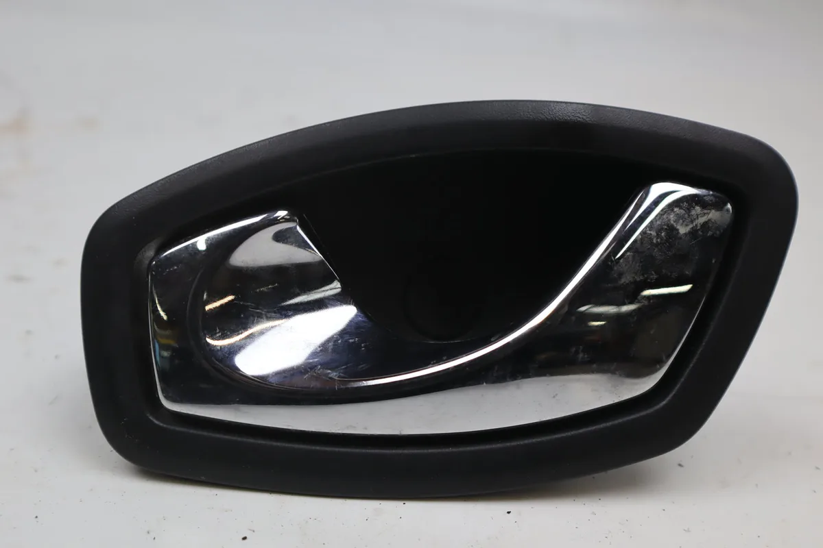 Poignee int porte avg Renault CLIO IV (BH_) 1.5 dci 75 (2012) 5 portes occasion
