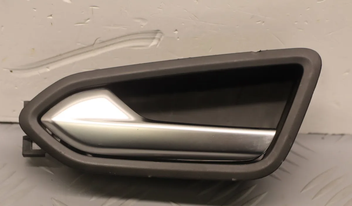 Poignee int porte avg Renault CLIO V (B7_) 1.6 e-tech 140 (b7mu) (2020) occasion