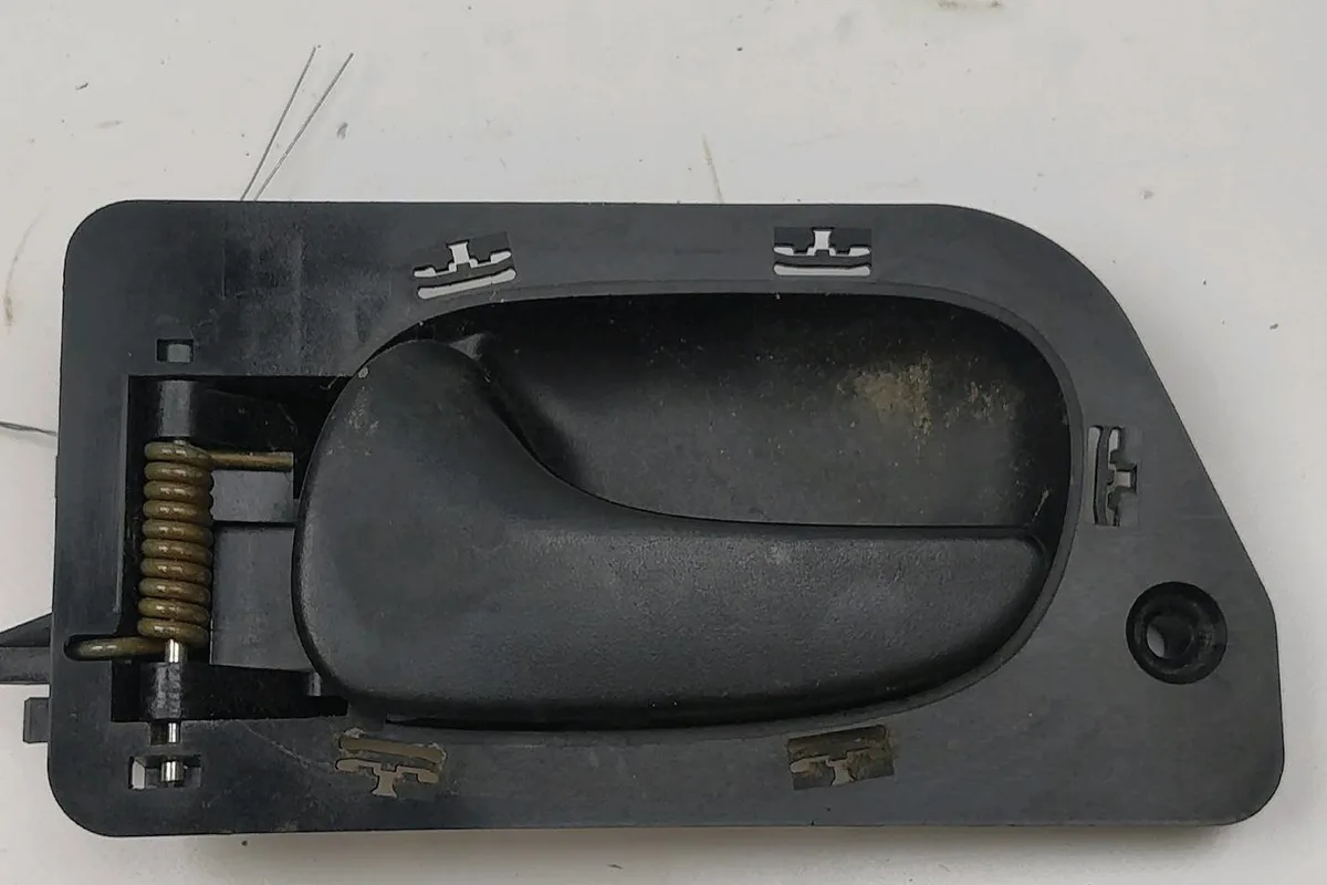 Poignee int porte avg Renault LAGUNA I (B56_, 556_) 2.2 d (b56f-2) (1993-2001) occasion