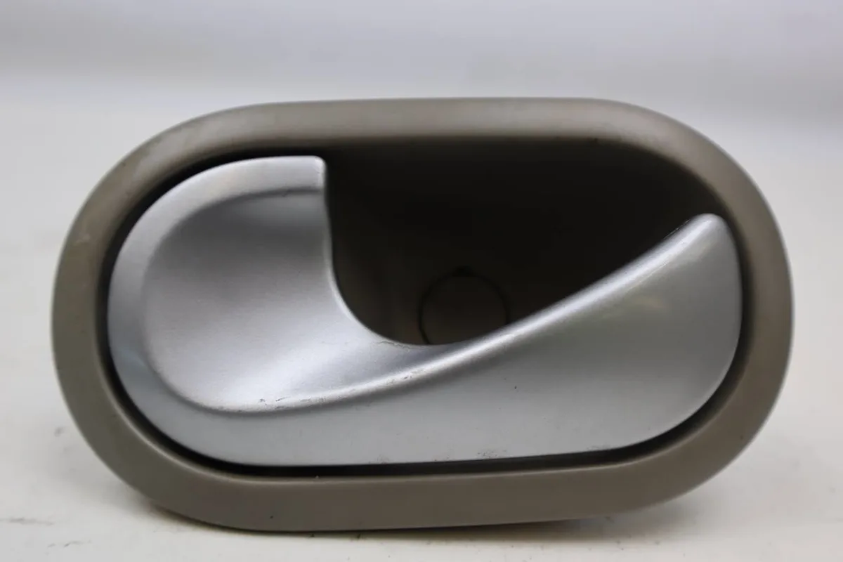 Poignee int porte avg Renault TWINGO II (CN0_) 1.2 16v (cn04, cn0a, cn0b) (2007-2014) 3 portes occasion