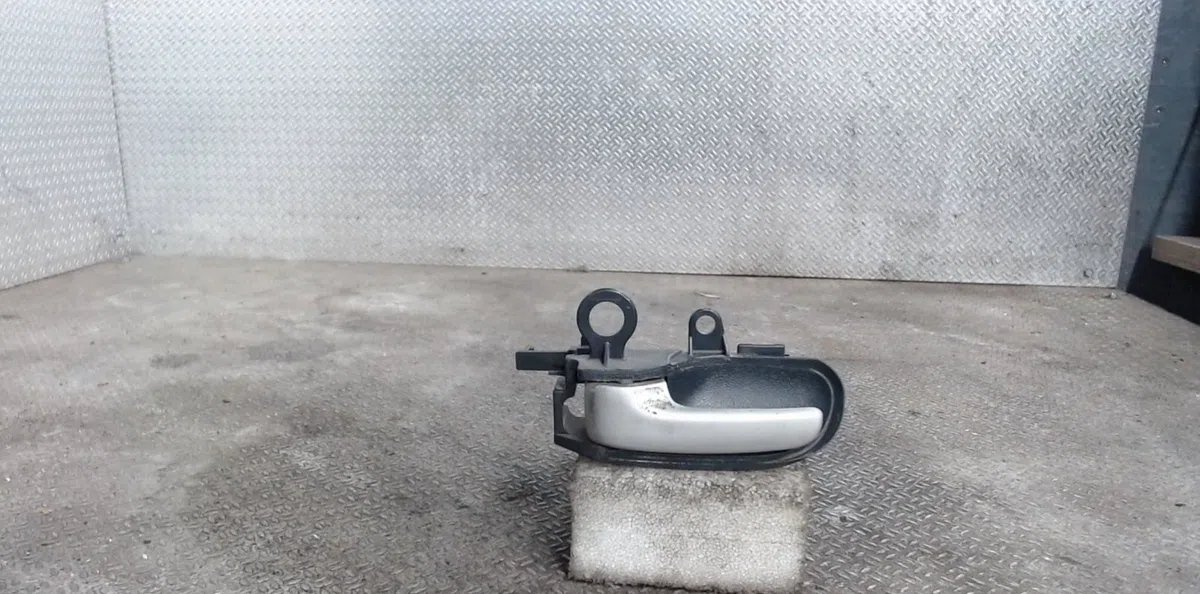 Poignee int porte avg Toyota YARIS VERSO (_P2_) 1.4 d-4d (nlp20_, nlp22_) (2000-2005) occasion