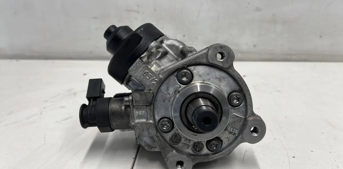 Pompe injection diesel VOLKSWAGEN SCIROCCO 3 PHASE 1 COUPE occasion