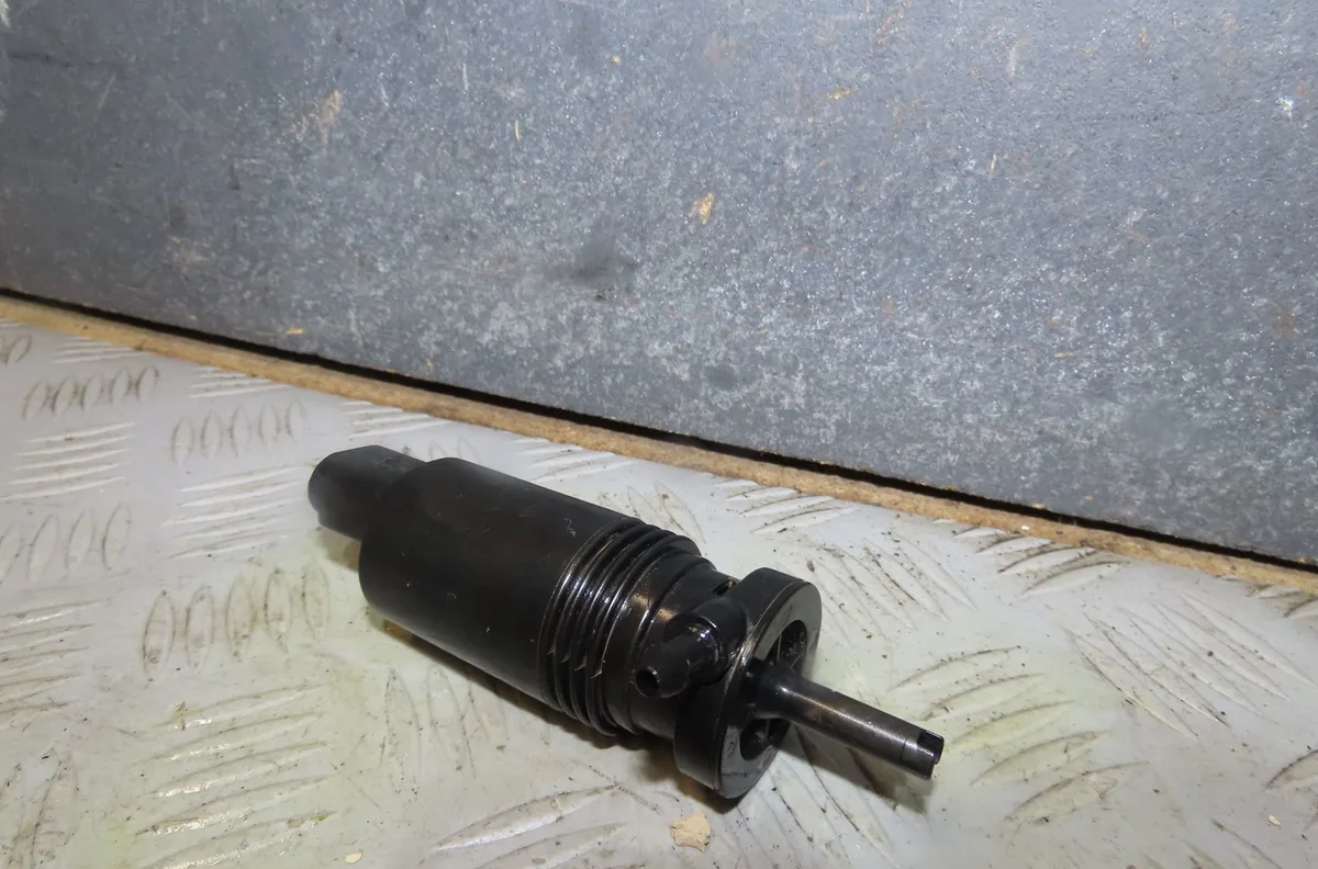 Pompe lave-glace avant Mercedes-benz VITO Camionnette (W447) 109 cdi (447.601, 447.603, 447.605) (2014) occasion