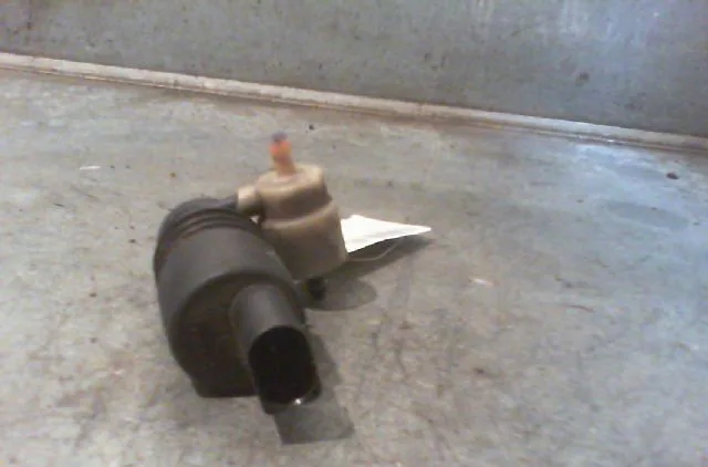 Pompe lave-glace avant VOLKSWAGEN GOLF IV 1998 occasion