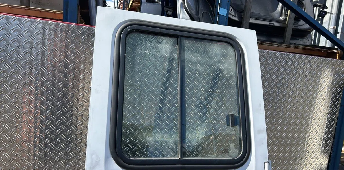 Porte arrière droite Iveco DAILY VI Camion plate-forme-Châssis 33s14, 35s14, 35c14 (2016) occasion