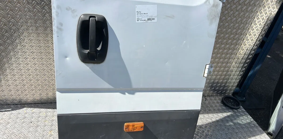 Porte arrière droite Iveco DAILY VI Camion plate-forme-Châssis 33s14, 35s14, 35c14 (2016) occasion