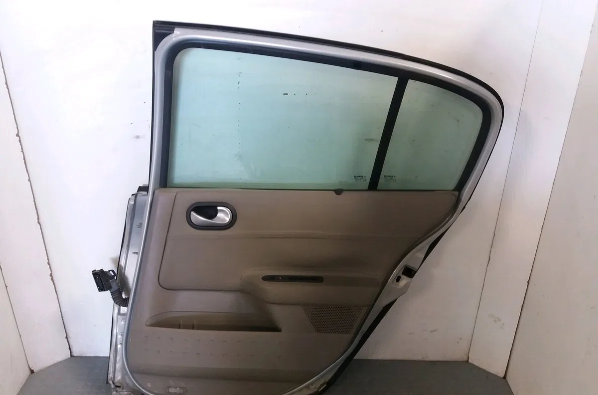 Porte arrière droite Renault MEGANE II A trois volumes (LM0-1_) 1.9 dci (lm0g, lm1g, lm2c) (2003) occasion