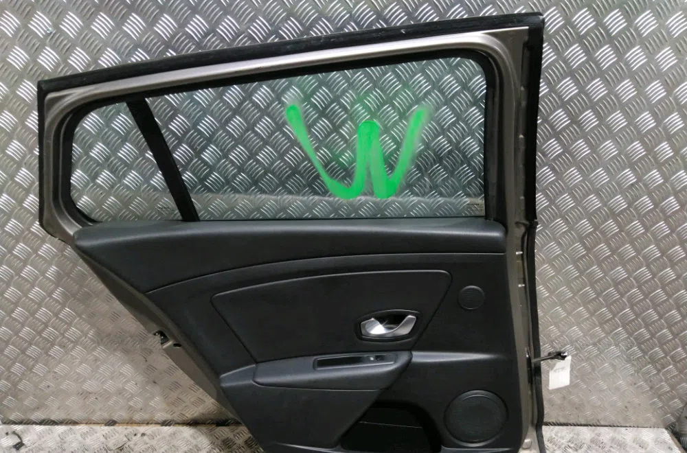 Porte arrière gauche Renault MEGANE III Grandtour (KZ0-1) 1.9 dci (kz0j, kz0n, kz1s) (2009) occasion