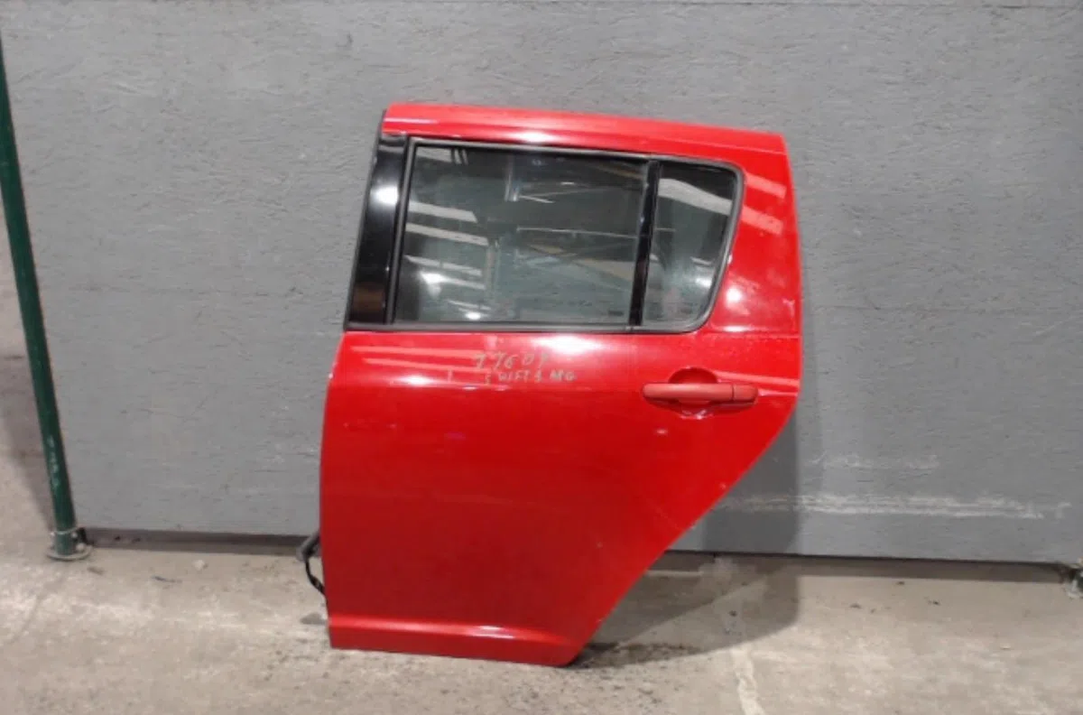 Porte arrière gauche SUZUKI SWIFT 3  SWIFT 3 occasion