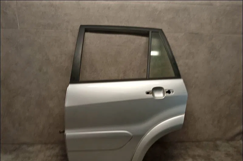 Porte arrière gauche Toyota RAV 4 II (_A2_) 2.0 d 4wd (cla20_, cla21_) (2001-2005) occasion