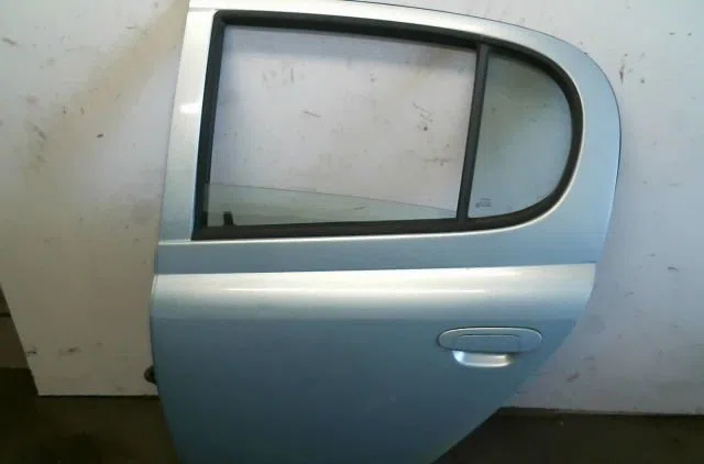 Porte arrière gauche Toyota YARIS (_P1_) 1.3 (scp12_, scp13_) (2002-2005) occasion